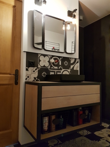 Meuble salle de bain en bois et métal, structure acier et face en chêne massif