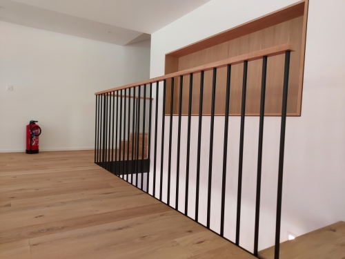 Escalier suspendu en métal et bois, garde-corps/paroi en métal et marches en parquet assemblé