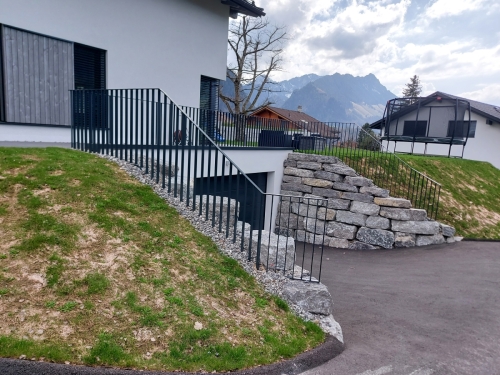 Garde-corps extérieur en métal, avec barreaudage en acier plat