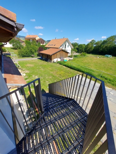 Garde-corps extérieur en métal, avec barreaudage en acier plat