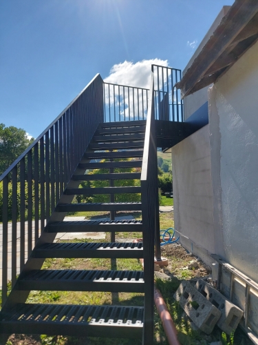 Garde-corps extérieur en métal, avec barreaudage en acier plat