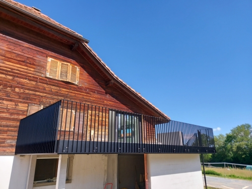 Garde-corps extérieur en métalavec barreaudage vertical et cache dalle métallique