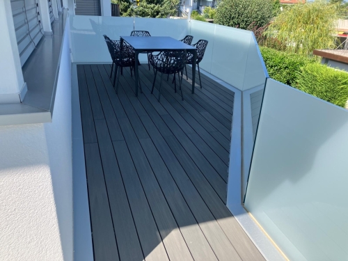 Balcon métallique avec balustrade entièrement vitré 