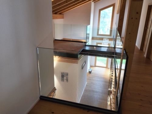 Garde-corps vitré avec passerelle et filet de jeu 