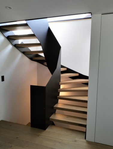 Escalier bois et métal en tôle pleine et marche en parquet assemblé