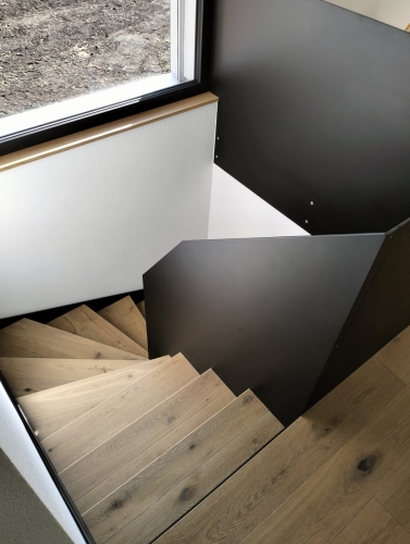 Escalier bois et métal en tôle pleine et marche en parquet assemblé