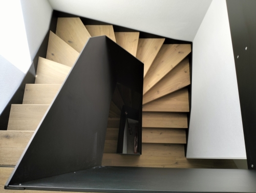 Escalier bois et métal en tôle pleine et marche en parquet assemblé