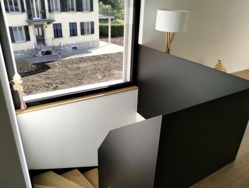 Escalier bois et métal en tôle pleine et marche en parquet assemblé