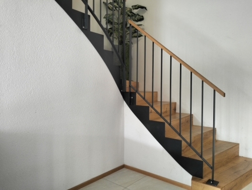 Barrière bois et métal avec barreaudage vertical carré, cache dalle métallique en crémaillère et mains-courante en chêne