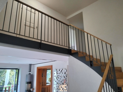 Barrière bois et métal avec barreaudage vertical carré, cache dalle métallique en crémaillère et mains-courante en chêne