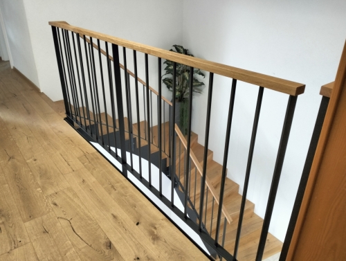 Barrière bois et métal avec barreaudage vertical carré, cache dalle métallique en crémaillère et mains-courante en chêne