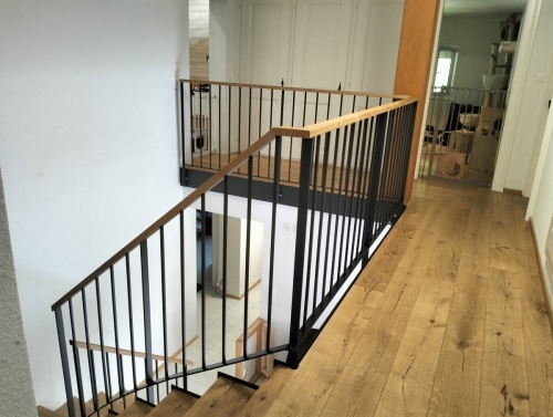 Barrière bois et métal avec barreaudage vertical carré, cache dalle métallique en crémaillère et mains-courante en chêne