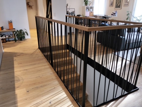 Garde-corps métallique avec barreaudage rond en oblique et main-courante en bois